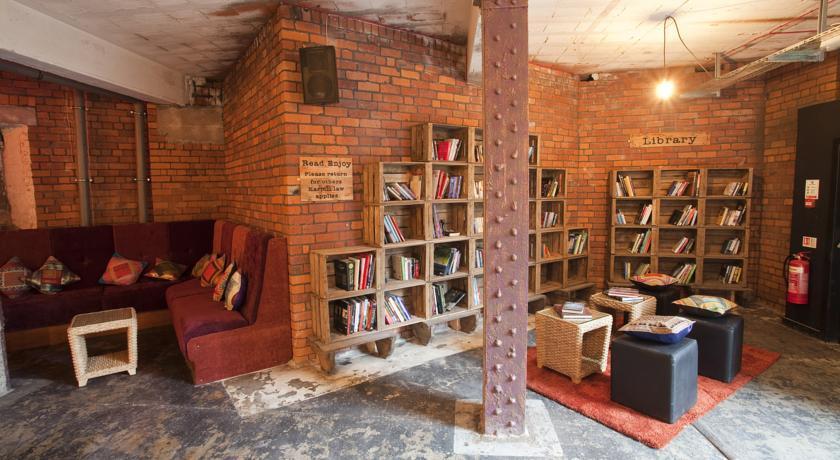 Victoria Warehouse Hotel Солфорд Экстерьер фото
