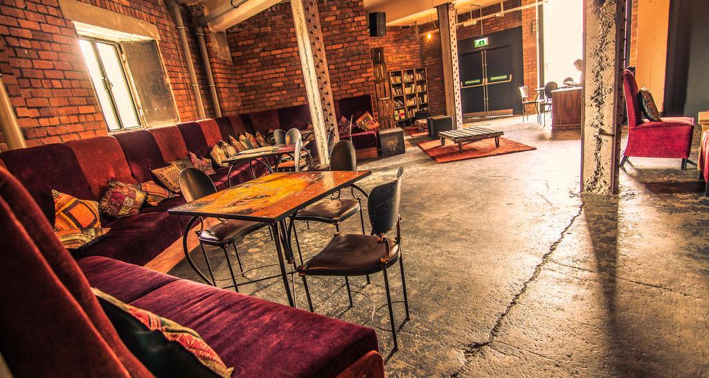 Victoria Warehouse Hotel Солфорд Экстерьер фото